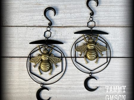 Geometric bee and moon gauged earrings Cheap