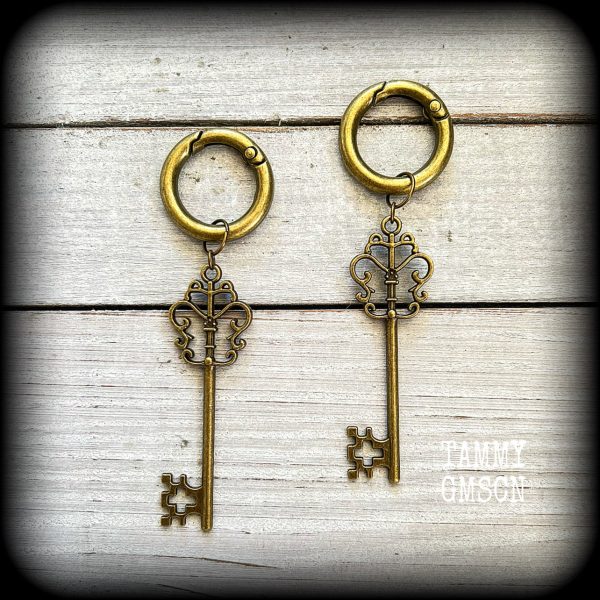 Bronze key hoop earrings-Tunnel friendly earrings Online now