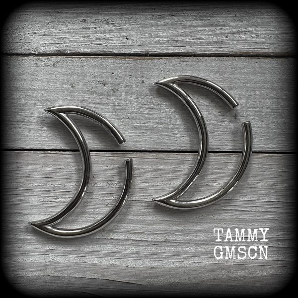 Crescent moon tunnel earrings-Ear hangers Supply