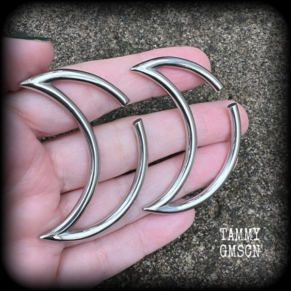 Crescent moon tunnel earrings-Ear hangers Supply