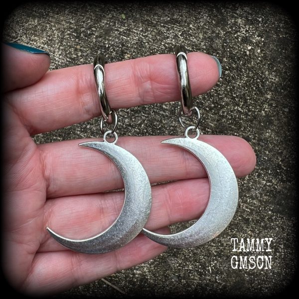 Crescent moon gauged hoop earrings Fashion